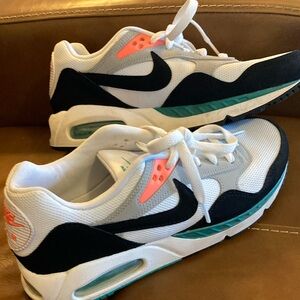 Nike air athletic running shoe size 8 1/2